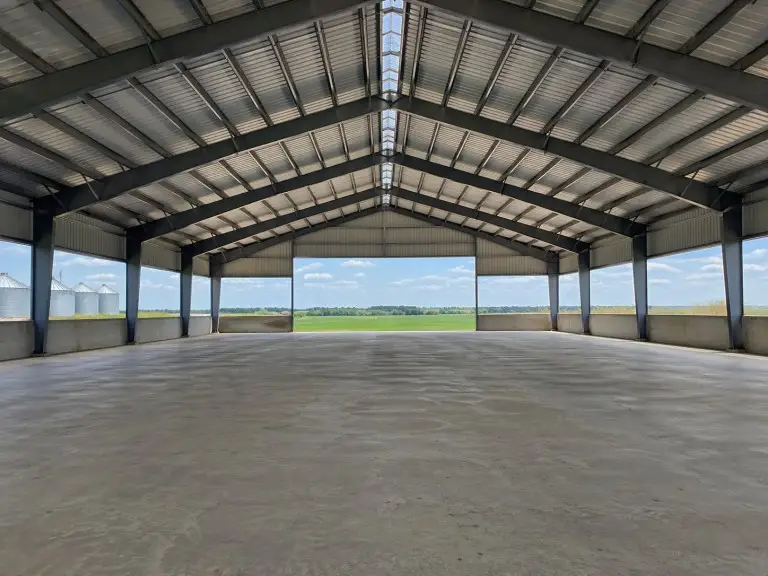 Interior de un edificio agrícola de acero — estructura de pórtico sin columnas, adecuada para el almacenamiento de granos o el alojamiento de ganado