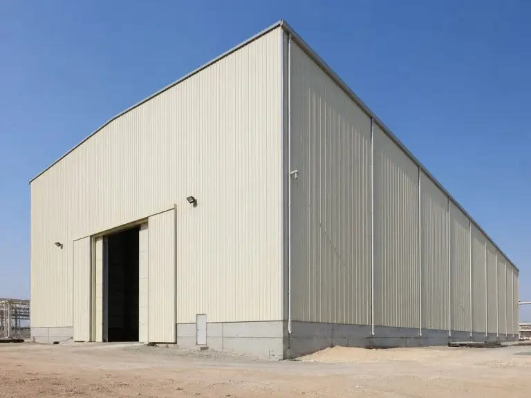 Metal building workshop — heavy fabrication and metal processing structure with 14 m eave height and C4 surface treatment, Middle East