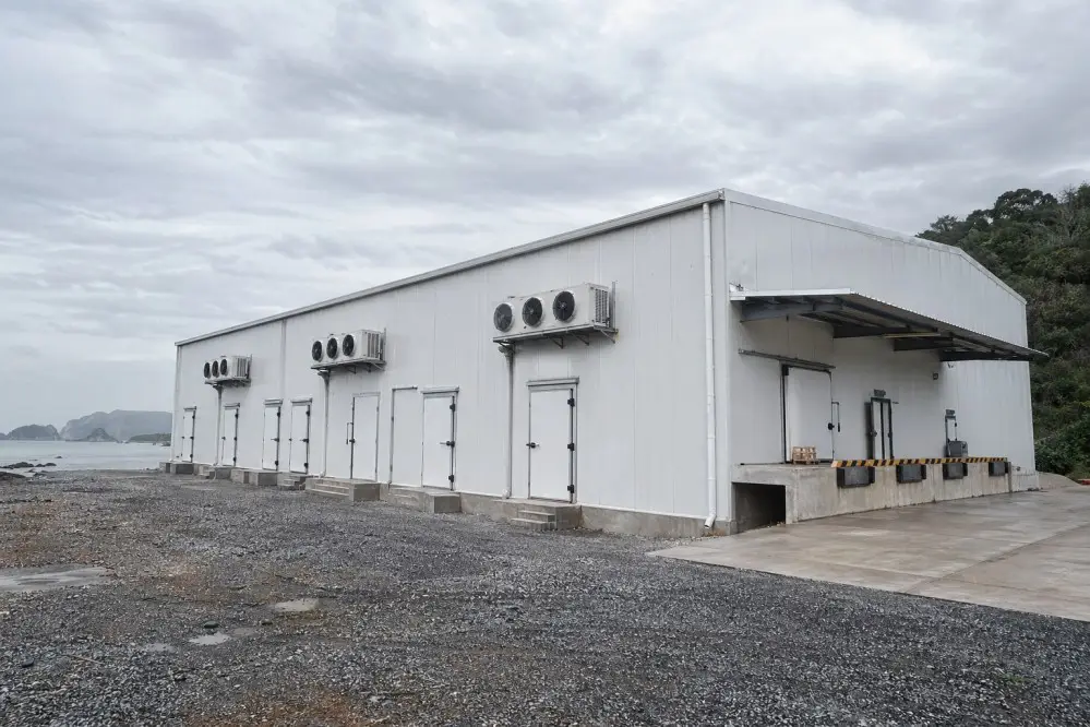 KAFA pre-engineered cold storage building in coastal Vietnam — PIR insulated panel envelope for seafood processor with −30°C blast freeze capability and C4 coastal corrosion classification coating