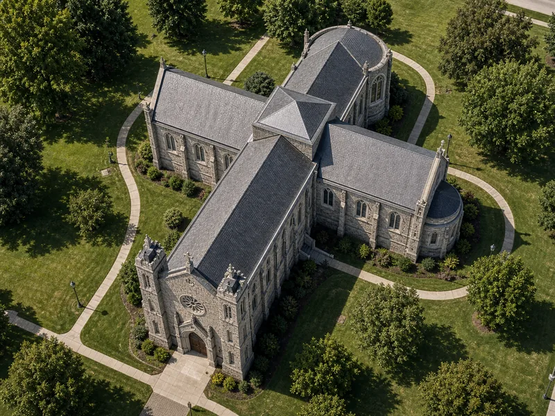 Vista elevada de una iglesia en forma de cruz con brazos del crucero y crucero