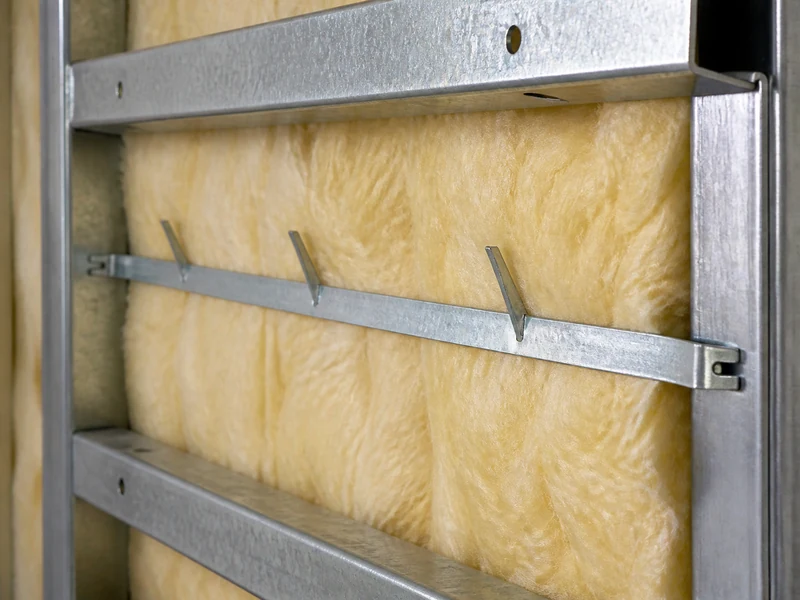Support de maintien galvanisé retenant un panneau isolant entre des lisses en acier