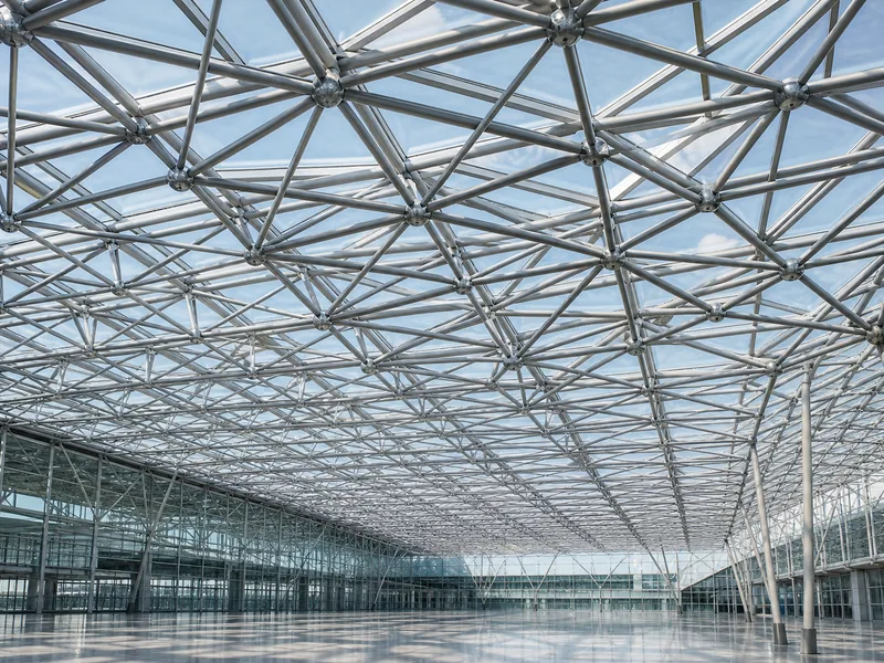 Column-free interior under a steel space frame roof in a large terminal hall